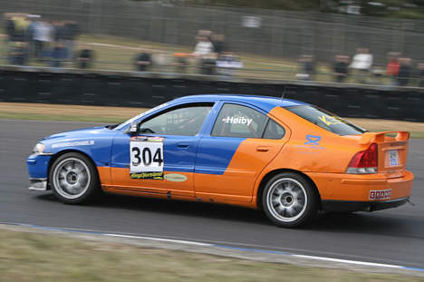 Høiby og den blå-orange Volvo S60 er fast inventar i Bel-Ray SSC Challenge.